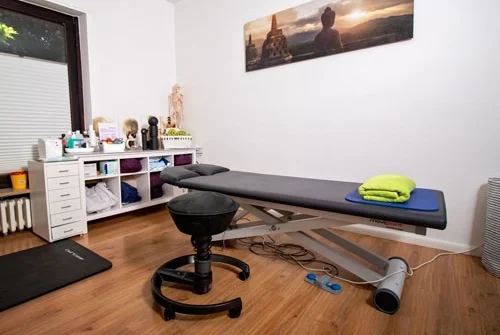 Behandlung-mit-Liege-Liebscher-&-Bracht-Praxis-in-Duisburg
